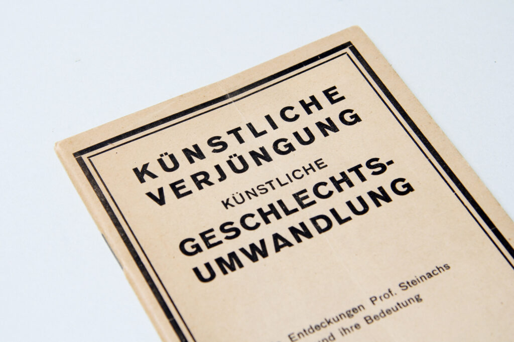 Magnus Hirschfeld · Künstliche Verjüngung, künstliche Geschlechtsumwandlung. Die Entdeckungen Prof. Steinachs und ihre Bedeutung · Berlin: Johndorff, 1920