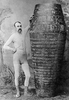 Mann mit Tonne, Niagra Falls um 1900